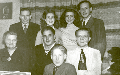 876032 Groepsportret van leden van de familie van den Brink uit Wijk C te Utrecht, bij de terugkeer van Gerrit van den ...